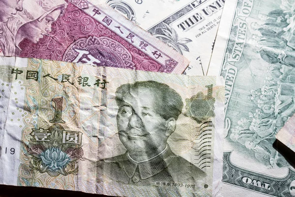 Amerikanische Dollars und chinesische Yuan in kleinen Stückelungen — Stockfoto