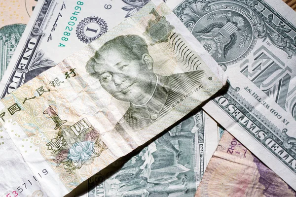 Dólares americanos y yuanes chinos en denominaciones pequeñas — Foto de Stock
