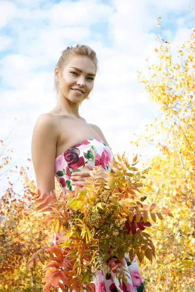 sonbahar ormanda parlak elbiseli kız