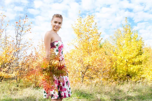 sonbahar ormanda parlak elbiseli kız