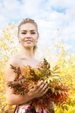 sonbahar ormanda parlak elbiseli kız