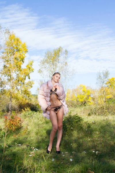 Seksi kız siyah dantel iç çamaşırı ve bir kürk manto