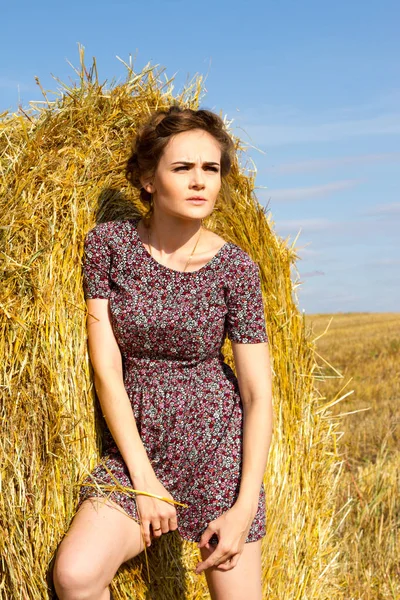 Bir saman balya yakınındaki sahada genç kız