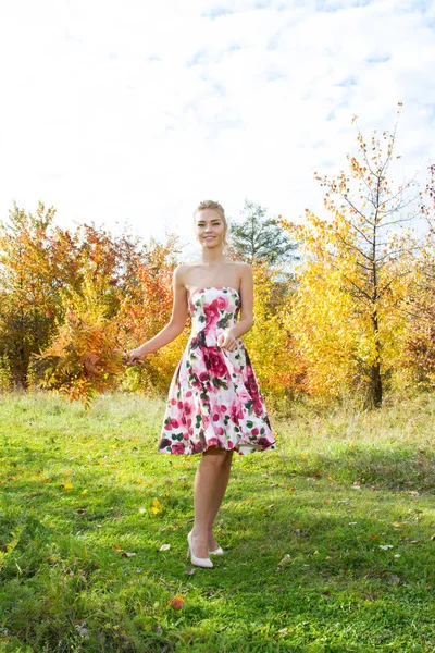 Young girl is walking in an autumn forest — Stock Photo, Image