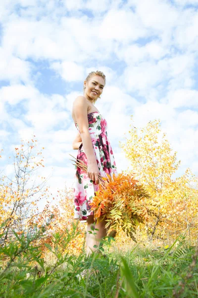 genç kız bir sonbahar ormanda yürüyor