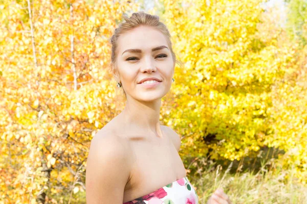 Joven chica está caminando en un bosque de otoño — Foto de Stock