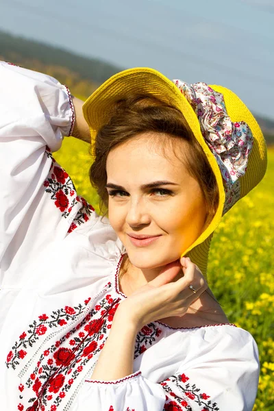 işlemeli bir gömlek genç kız alanlar arasında duruyor