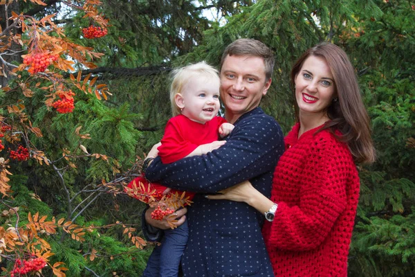 Bir çocuk ile anne parkta yürüyüş