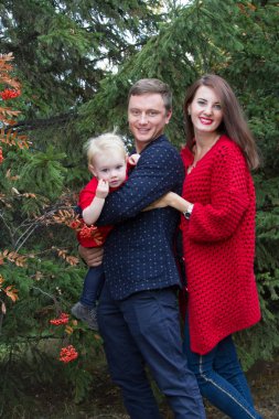 Bir çocuk ile anne parkta yürüyüş