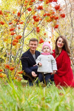 Bir çocuk ile anne parkta yürüyüş