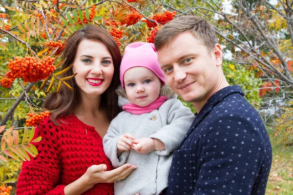 Bir çocuk ile anne parkta yürüyüş