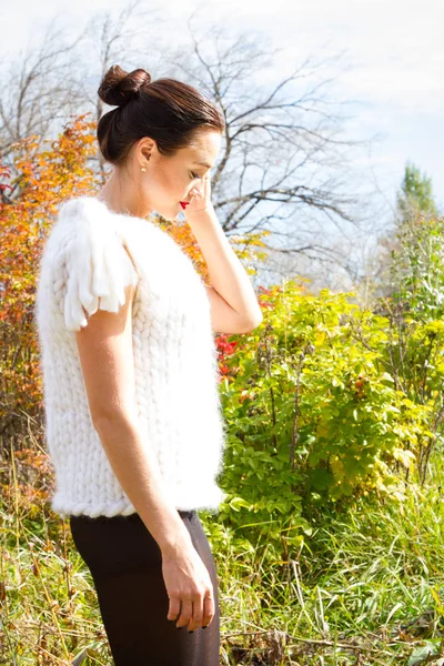 Fille marche dans un parc d'automne — Photo