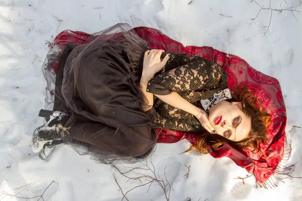 Chica con un brillante maquillaje se encuentra en la nieve —  Fotos de Stock