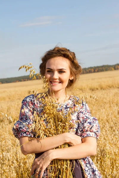 Dziewczynka stoi w polu z uszami nową wole — Zdjęcie stockowe