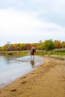 Binici havuz kenarı boyunca sırtında atlar.