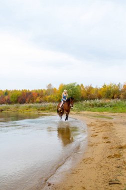 Binici havuz kenarı boyunca sırtında atlar.
