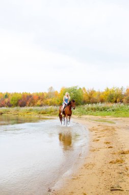 Binici havuz kenarı boyunca sırtında atlar.
