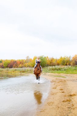 Binici havuz kenarı boyunca sırtında atlar.