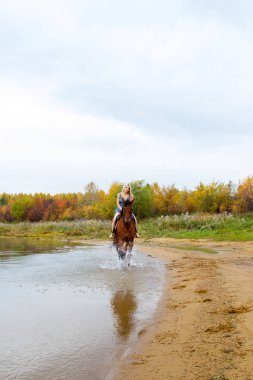 Binici havuz kenarı boyunca sırtında atlar.