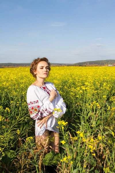 Kız çiçek açan alan arasında işlemeli bir gömlek