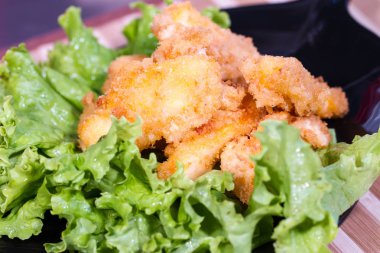 İştah açıcı et salatası yaprak üzerinde meyilli olarak