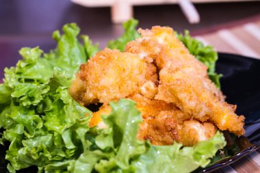 İştah açıcı et salatası yaprak üzerinde meyilli olarak