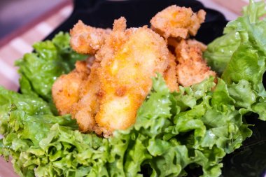 İştah açıcı et salatası yaprak üzerinde meyilli olarak