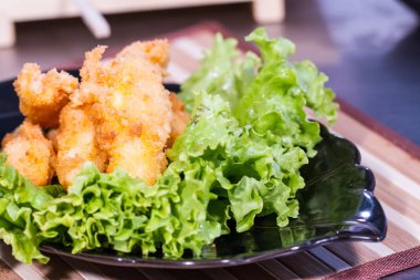 İştah açıcı et salatası yaprak üzerinde meyilli olarak