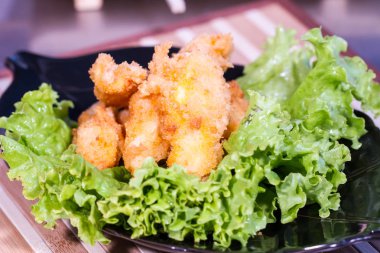 İştah açıcı et salatası yaprak üzerinde meyilli olarak