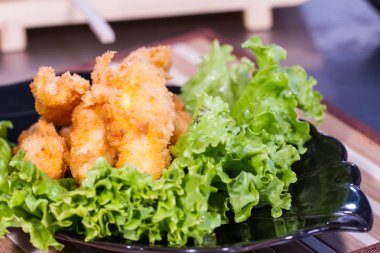 İştah açıcı et salatası yaprak üzerinde meyilli olarak