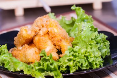 İştah açıcı et salatası yaprak üzerinde meyilli olarak