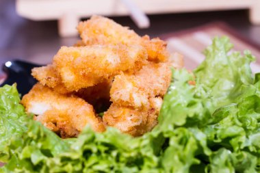 İştah açıcı et salatası yaprak üzerinde meyilli olarak