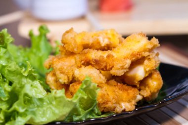 İştah açıcı et salatası yaprak üzerinde meyilli olarak