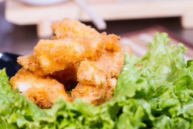 İştah açıcı et salatası yaprak üzerinde meyilli olarak