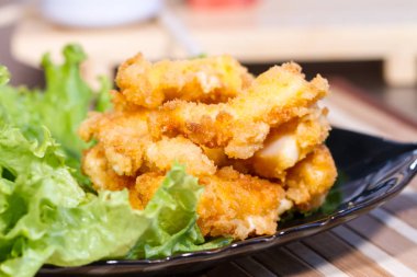 İştah açıcı et salatası yaprak üzerinde meyilli olarak