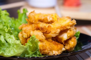 İştah açıcı et salatası yaprak üzerinde meyilli olarak