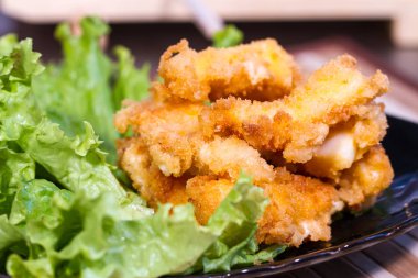 İştah açıcı et salatası yaprak üzerinde meyilli olarak