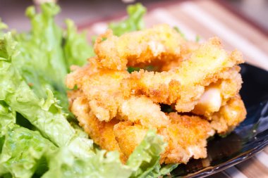 İştah açıcı et salatası yaprak üzerinde meyilli olarak