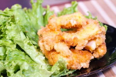 İştah açıcı et salatası yaprak üzerinde meyilli olarak