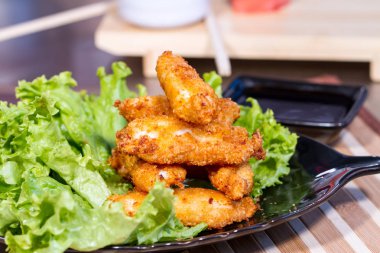 İştah açıcı et salatası yaprak üzerinde meyilli olarak