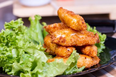 İştah açıcı et salatası yaprak üzerinde meyilli olarak