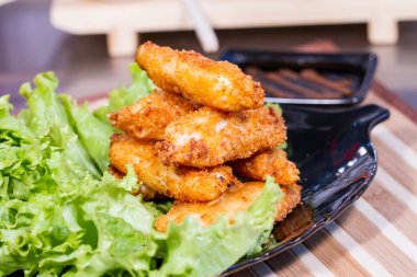 İştah açıcı et salatası yaprak üzerinde meyilli olarak