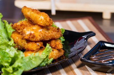 İştah açıcı et salatası yaprak üzerinde meyilli olarak