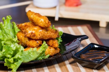 İştah açıcı et salatası yaprak üzerinde meyilli olarak