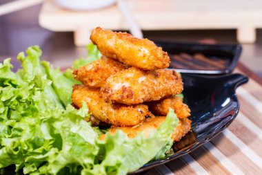 İştah açıcı et salatası yaprak üzerinde meyilli olarak