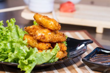 İştah açıcı et salatası yaprak üzerinde meyilli olarak