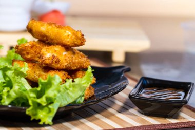 İştah açıcı et salatası yaprak üzerinde meyilli olarak