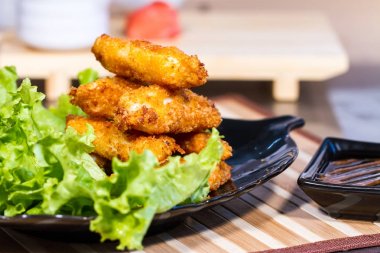 İştah açıcı et salatası yaprak üzerinde meyilli olarak