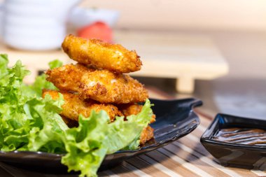 İştah açıcı et salatası yaprak üzerinde meyilli olarak