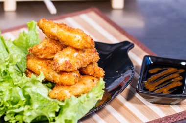 İştah açıcı et salatası yaprak üzerinde meyilli olarak